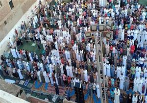 فيديو- لحظة فرار "شيخ" قرر إقامة صلاة العيد في الدقهلية