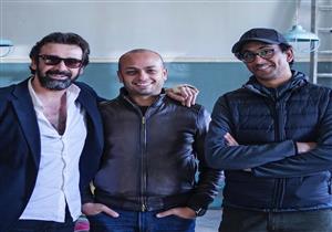 مروان حامد يكشف كواليس "الفيل الأزرق2" بصورة مع كريم و مراد