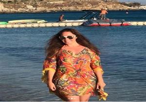  نرمين الفقي من أمام  البحر: "العيد فرحة"