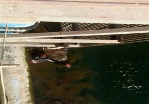 بالصور.. تسرب مواد بترولية للنيل بالقرب من محطات مياه الأقصر