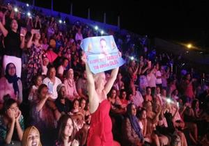 فيديو وصور| صابر الرباعي يغني وسط الأمطار بمهرجان طبرقة الدولي بتونس