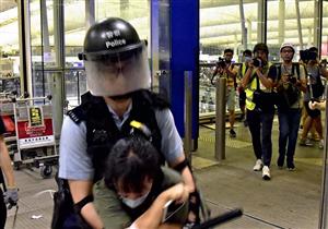 متظاهرو هونج كونج يتفرقون بعد مواجهة مع الشرطة 