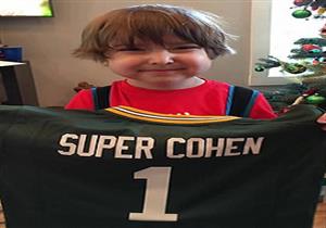 مرض مجهول يمنع طفلًا من تناول الطعام (صور)