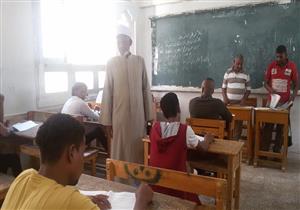 رئيس الإدارة المركزية للأزهر يتفقد امتحانات الدور الثاني بأسوان