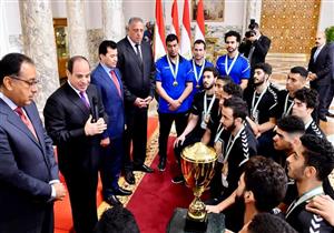 السيسي يمنح ناشئي اليد وسام الرياضة من الطبقة الأولى بعد انجاز المونديال