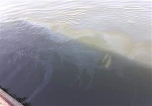 بالصور- جهود لحصار بقعة زيت في نيل الأقصر