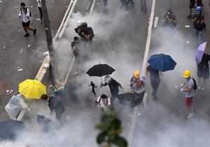 هونج كونج .. الشرطة تطلق الغاز المسيل للدموع لتفريق متظاهرين