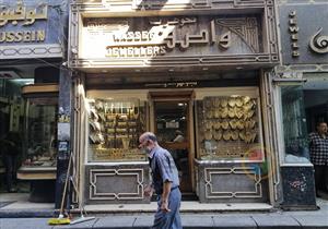 في شارع الصاغة.. صاحب محل الذهب "بيتابع الأسعار لحظة بلحظة" والزبون "جاي يبيع" 