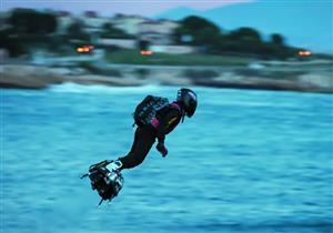 نجاح مخترع فرنسي في عبور القنال الإنجليزي على متن "هوفر بورد" 