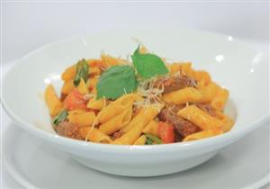 طريقة عمل مكرونة بالسجق والطماطم