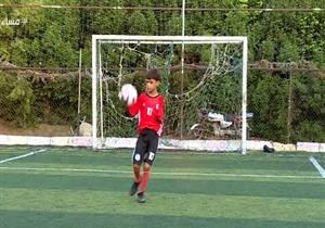 طفل يلعب كرة قدم دون ذراعَين: فُزت على لاعب الأهلي في "تنطيط" الكرة