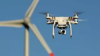 سقوط طائرة "درون" أمام جامعة القاهرة.. ما القصة؟