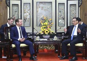 رئيسا وزراء روسيا والصين يلتقيان في سان بطرسبرج اليوم