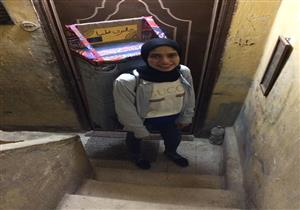 حلمها فوق ظهرها.. قصة أول فتاة في مصر تحمل جاليري متنقل