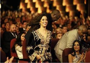 شاهد.. موقف محرج للفنانة المغربية نسرين راضي في مهرجان الجونة