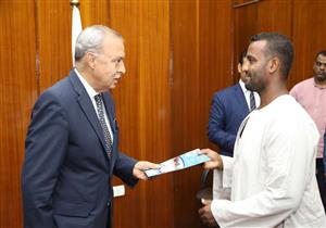 محافظ قنا يسلم عقود 23 محل بمنطقة السوق التجاري