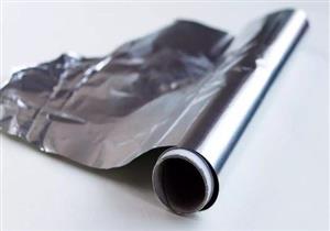 لماذا تحتوي رقائق الألمنيوم على جانب لامع وجانب باهت؟