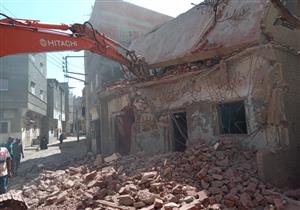 إزالة عقار لخطورته الداهمة في كفر حميدو بدمياط