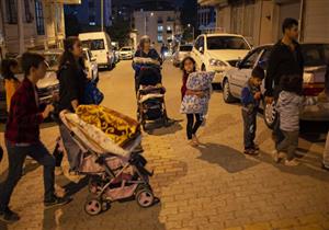 "ليلة في الخلاء".. كيف قضى الأتراك ليلتهم بعد الزلزال؟ (صور)