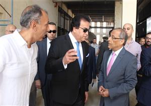 بالصور.. وزير التعليم العالي يتفقد مركز تجميع الأقمار الصناعية بالعاصمة الإدارية