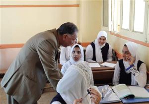 وكيل "تعليم دمياط" يوجه بحل مشكلة كثافة الطلاب "صور"