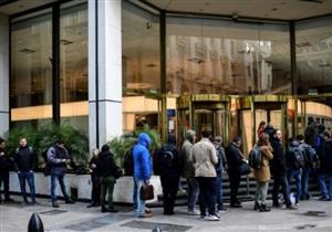 طوابير أمام المصارف في الأرجنتين مع بدء تطبيق القيود على العملات الأجنبية