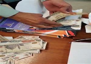 ضبط راكب حاول تهريب 218 ألف جنيه داخل كتالوجات إلى الإمارات