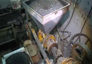  بالفيديو.. الداخلية تداهم مصنعا لإنتاج خراطيم الغاز من خامات مجهولة المصدر