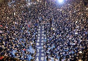 متظاهرو هونج كونج يشاركون في مسيرة للقنصلية الأمريكية