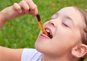 خبير تغذية يحذر الأمهات: حلويات الجيلاتين تهدد طفلِك بالسرطان