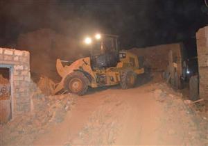 هدم عقار آيل للسقوط بواحة الخارجة في الوادي الجديد