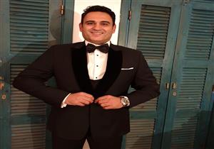 ردًا على أحد متابعيه.. أكرم حسني يوضح حقيقة إيقاف تصوير "رجالة البيت"