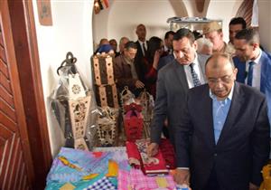 وزير التنمية المحلية يتفقد معرضًا للمنتجات اليدوية بوادي النطرون