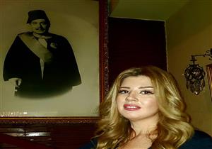 رانيا فريد شوقي تلتقط سيلفي مع صور والدها