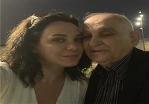 صورة| سلاف فواخرجي مع والدها: "الله ياخد من عمري ويعطيك"