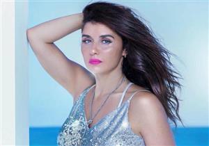 غادة عادل بفستان فوشيا لامع على الريد كاربت