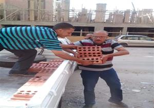 صور.. رئيس وحدة محلية يرفع "الطوب" خلال حملة إزالة مخالفات في المنيا