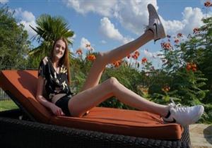 بالصور- مراهقة أمريكية في موسوعة جينيس بـ"أطول ساقين في العالم" 