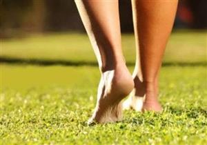 منها محاربة نزلات البرد.. 6 فوائد مذهلة لا تتوقعها عند المشي حافيا