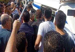 بالصور.. محمد عبدالعزيز وعماد رشاد في جنازة محمود ياسين