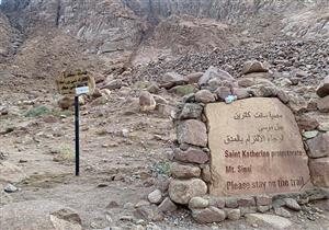 صور.. لوحات إرشادية لتوعية الزائرين بالحفاظ على التراث في جبل موسى
