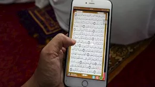 هل يجوز قراءة القرآن من الهاتف في صلاة التراويح؟.. المفتي يوضح (خاص) 