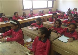 زحام أمام الأبواب.. مشاهد الساعات الأولى في مجمع مدارس العمرانية