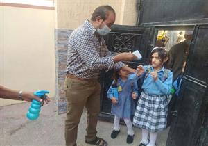 بالصور.. كاشف حرارة وتطهير أيدي في أول أيام الدراسة بسوهاج 