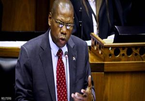 إصابة وزير الصحة في جنوب إفريقيا بكورونا