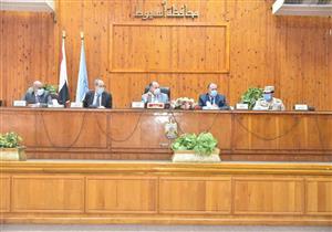 صور.. محافظ أسيوط يعلن إطلاق أول مكتبة متنقلة لخدمة القرى والنجوع