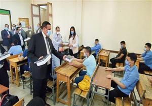 صور.. محافظ البحيرة يشهد توزيع أجهزة التابلت على طلاب المدارس