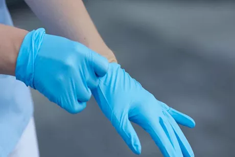 أسعار القفازات الطبية تقفز 40%.. وتضغط على القطاع الصحي عالميًا