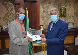 بسبب 140 ألف جنيه.. محافظ المنيا يكرم "سائق التوكتوك" الأمين