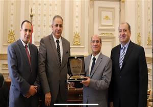 "قضاة البحيرة" يهدي درعه لرئيس المجلس الأعلى